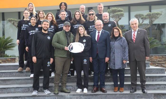 Turgutlu Belediyesi Caddeleri Daha Güzel Bir Görünüme Kavuşturuyor